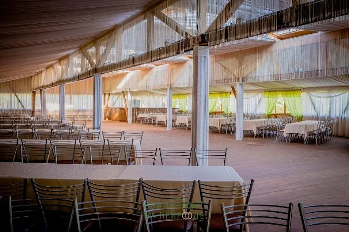 Фото №2 зала Кафе «У реки» 