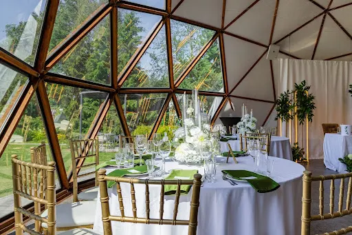 Свадебная площадка в «Garden hall» за городом в Санкт-Петербурге