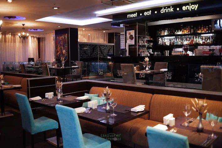 Фото №3 зала Ресторан four